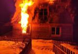 В труднодоступном поселке Вологодской области прямо сейчас горит дом 86-летней бабушки  