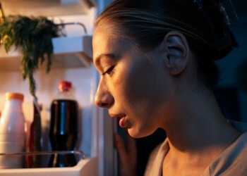 Эксперт предупредил, чем опасны ночные походы к холодильнику