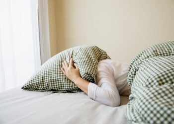 Как недостаток сна может состарить вас на 10 лет?