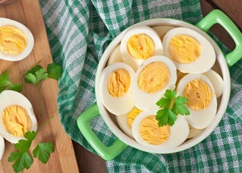 Какой желток яйца полезнее: яркий или бледный?