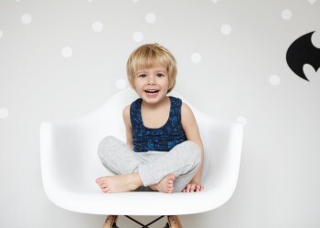 Важный этап в развитии малыша: когда он должен сидеть самостоятельно?