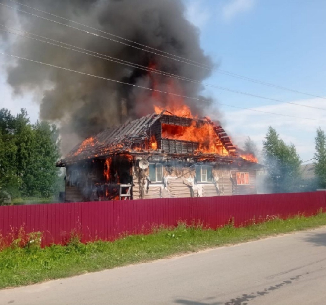 Второй дом за утро загорелся в Вологодской области | 05.07.2024 | Вологда -  БезФормата