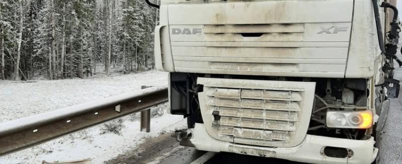 В Вологодской области грузовик «потерял колесо» и спровоцировал ДТП