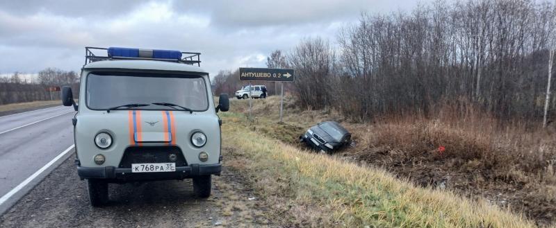 В Вологодской области 36-летняя автоледи отправилась в больницу прямо из кювета под Белозерском