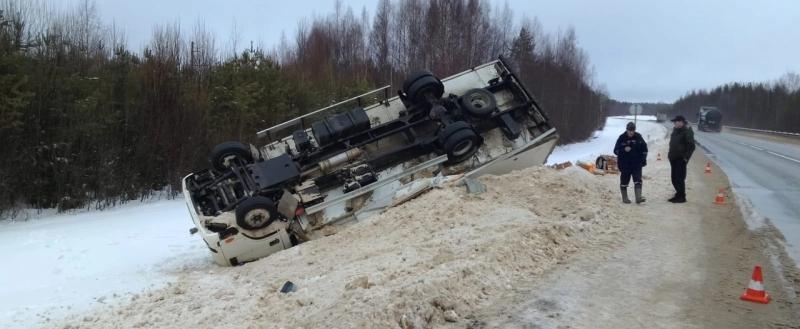 КАМАЗ рухнул в придорожный кювет на ФАД М-8 в Вологодской области