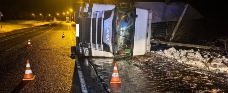 Водитель большегруза Скания опрокинул свой автомобиль в Вологодской области