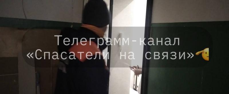 Вологодские спасатели вскрыли дверь в квартиру, где был найден мужчина с пробитой головой