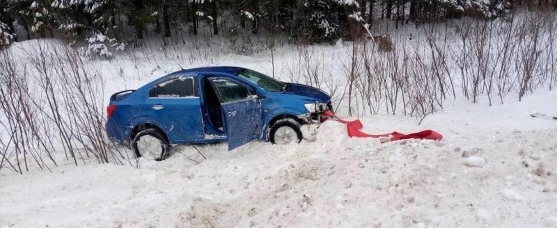 Торопившуюся по делам 39-летнюю автоледи увезли в ЦРБ прямо из снежного кювета в Вологодской области