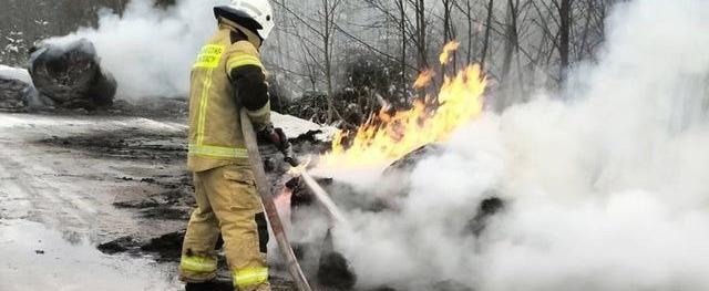 Грузовик со льном вспыхнул на трассе в Вологодской области