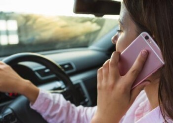 Штраф 1500 рублей. Видеокамеры начали следить за использованием телефонов за рулем