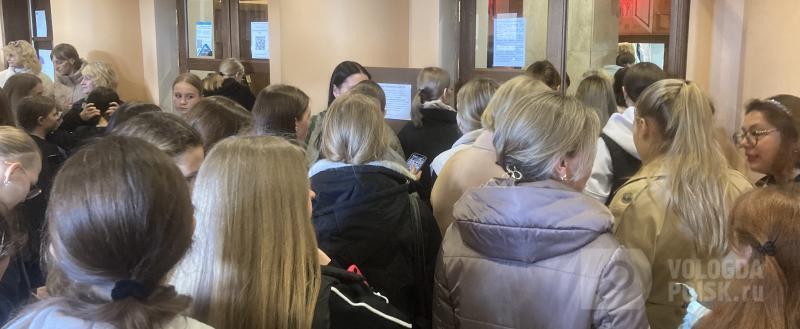 Так выглядело фойе Вологодского ТЮЗа перед входом на контроль несколько дней назад.
