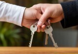 Бабушка вручила нам ключи от квартиры на свадьбе, но подарок оказался с подвохом 