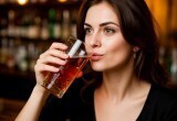Свекровь спаивала меня, чтобы разлучить с мужем, но вовремя вмешалась соседка