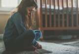 Застукала невестку за тем, что она курит перед детской кроваткой