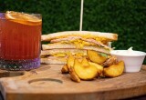Еда и психика: какие продукты делают нас счастливыми, а какие — ведут к депрессии