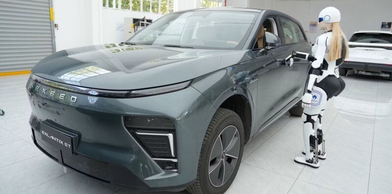 Китайцы создали робота, который открывает сам двери автомобиля