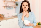 – Бабушка говорит, мы много едим, – сказал сын, отодвигая тарелку, – и что мы её разорим