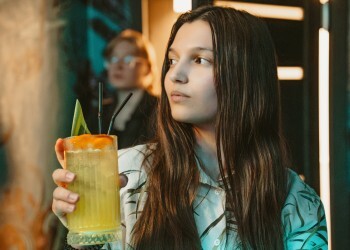 Почему выпадают волосы: врач объяснила главные причины и когда пора к врачу