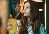 Почему выпадают волосы: врач объяснила главные причины и когда пора к врачу
