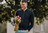 Как пробудить в мужчине желание дарить цветы