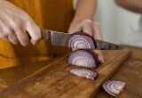 Как резать лук без слез: самые проверенные способы.