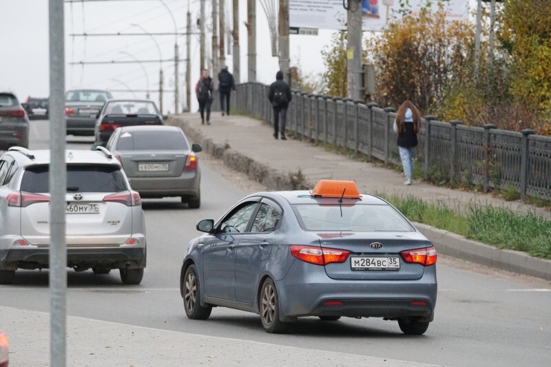 Самозанятым таксистам могут разрешить импортные авто: в Госдуме обсуждают ослабление требований о локализации