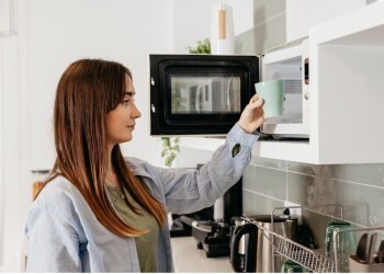 Забудьте о скребке: как очистить микроволновку от жира легко и быстро.