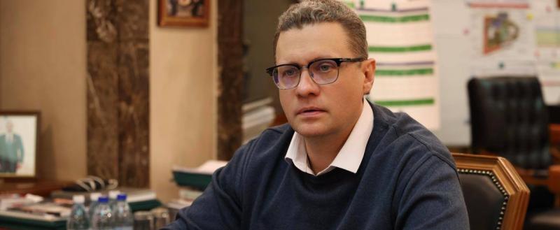 Фото пресс-службы правительства Вологодской областиМинистр культуры рассказал о том, чем запомнится конец года вологжанам и гостям региона Губернатор Вологодской области Георгий Филимонов провёл рабочее совещание по вопросам развития сферы культуры Докладом о текущем положении дел сделал министр культуры региона Виталий Кобыльников. Обсуждались темы от новых памятников до мини-сериала о жемчужинах Вологодского края. В Вологде каждый год появляются новые памятники и арт-объекты. На достигнутом регион останавливаться не собирается: запланирована установка новых монументов. В настоящее время ведётся разработка эскиза памятника преподобному Герасиму Вологодскому, чьё открытие запланировано на июль. Также в планах – создание и установка памятников Юрию Гагарину, Василию Шукшину, Иосифу Сталину и Ивану Бардину. Среди крупных культурных событий, которые пройдут в ближайшее время - Всероссийский форум «Русский Север — История Победы». Уже на следующей неделе регион примет это общероссийский форум, который пройдёт совместно со слётом юнармейских командиров. Участие в нём примут около 600 человек из 43 регионов России. В начале декабря состоится Всероссийская научная конференция «Историко-культурное наследие Русского Севера», на которую поступило уже около 40 заявок, в том числе от докторов наук. - Киностудия «Волк» представила проект «Семь чудес Вологодчины» – серию видеороликов о ключевых достопримечательностях области. Премьера состоялась в октябре, и материалы уже используются в образовательном процессе в школах. Кроме того, ведётся работа над фильмом, посвящённым 90-летию со дня рождения поэта Николая Рубцова, - доложил министр культуры Виталий Кобыльников. Также для жителей и гостей области уже сейчас разрабатывается специальная программа «Новый год на Русском Севере», которая предложит разнообразные события в преддверии праздников.