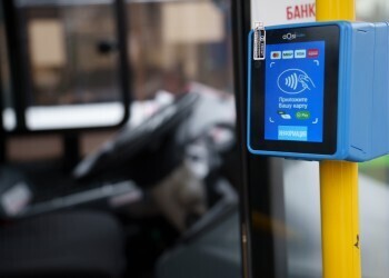 Почему деньги за билет в автобусе могут списать не сразу?
