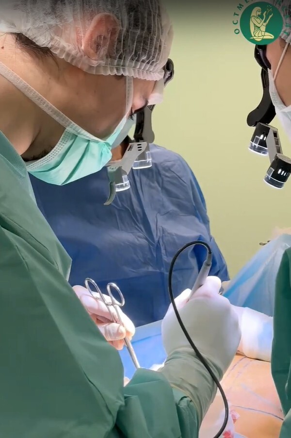 В клинике "Остмедконсалт" в деталях показали, как проходит операция по увеличению груди