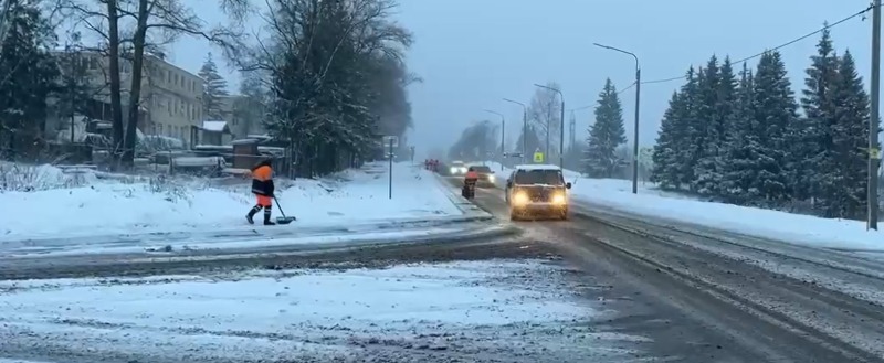Только 7% дорог Вологодской области обрабатывают специальными смесями против гололеда