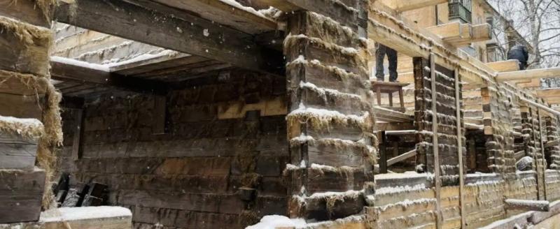 К Новому году с историей: в Вологде завершают сборку первого этажа старинного дома «Севтранслеса» 