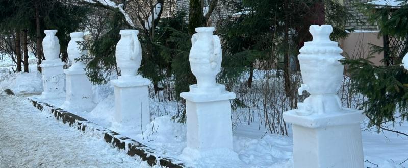 Сугроб как холст: как коммунальщики превращают снежную проблему в креативное решение