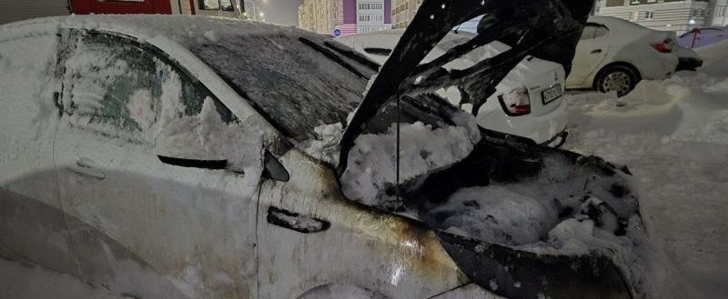 Неизвестные подожгли иномарку в центре Вологды