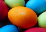 Луковая шелуха не понадобится: как покрасить яйца на Пасху без &laquo;химии&raquo; &mdash; скорлупки станут оранжевыми