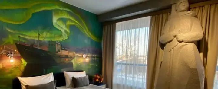 Гости Вологды обсуждают, как ночевали в номере отеля вместе с статуей солдата