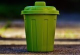 Запах из мусорного ведра исчезнет мгновенно: насыпьте на дно то, что вы обычно выбрасываете