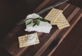 Закуска за 10 минут: сырные шарики из 3 ингредиентов &mdash; лучше икры и намазок