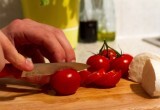 Нарезаю помидоры кружочками &mdash; через 6 часов готова необычная закуска: идеально к шашлыку
