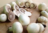 Фаршируем шампиньоны &mdash; и в духовку: закуска на любой праздник &mdash;  съедаются за раз