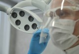 Почему растущий зуб мудрости вызывает сильную боль и как с этим справиться