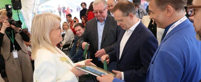 В год своего 185-летия Сбер подарил петербуржцам книгу о великих земляках, созданную в соавторстве с искусственным интеллектом 