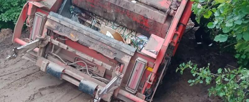 В Вытегре дорожное покрытие на улице Лермонтова не выдержало мусоровоз