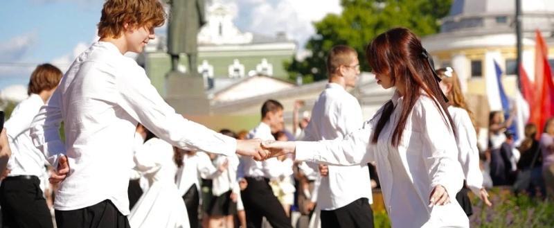 В Вологде выпускники традиционно станцевали вальс