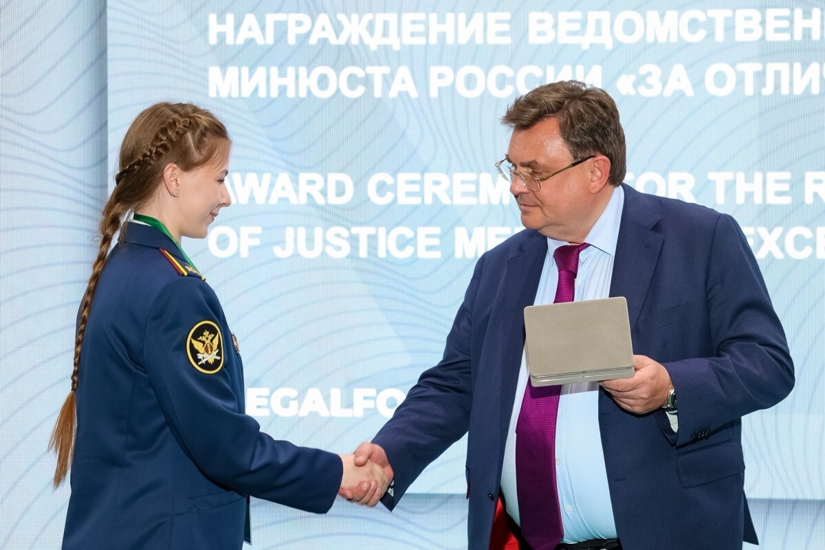 Медаль &laquo;За отличие в учебе&raquo; из рук Министра юстиции Российской Федерации Константина Чуйченко получила курсант ВИПЭ ФСИН России Юлия Филатова
