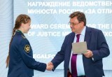 Медаль &laquo;За отличие в учебе&raquo; из рук Министра юстиции Российской Федерации Константина Чуйченко получила курсант ВИПЭ ФСИН России Юлия Филатова