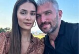Она кажется просто красивой женой знаменитого хоккеиста. Но за этим образом скрывается гораздо больше