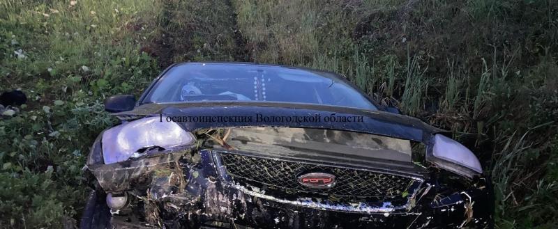 В Вытегорском округе иномарка вылетела в кювет: два человека в больнице