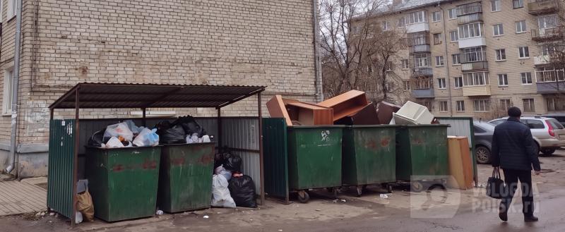 Жителей Вологды призвали не смешивать бытовой и крупногабаритный мусор