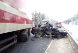 Водитель легковушки вылетел на «встречку», врезался в грузовик и погиб (ФОТО)